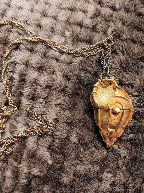 Estee Lauder Jewelry - Estee Lauder Gold-tone Shell Pendant Necklace